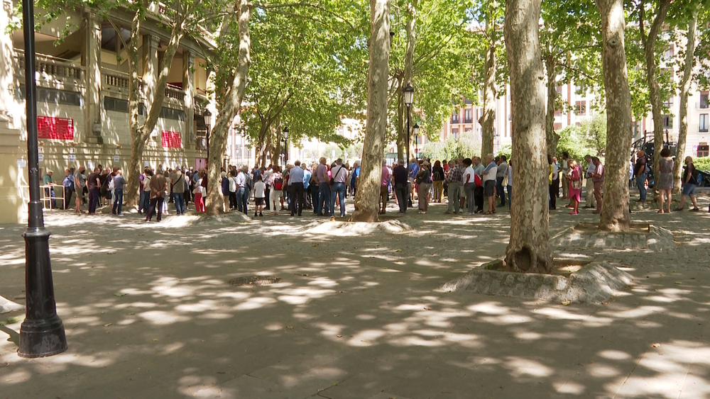 Largas colas en la Plaza de Toros de Pamplona por la venta de abonos para la Feria del Toro en San Fermín