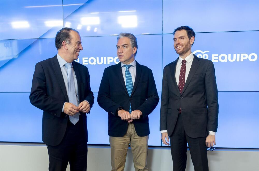 El diputado Carlos Adanero, el coordinador general del Partido Popular (PP), Elías Bendodo, y el diputado Sergio Sayas se reúnen en la sede del partido, a 19 de enero de 2023, en Madrid