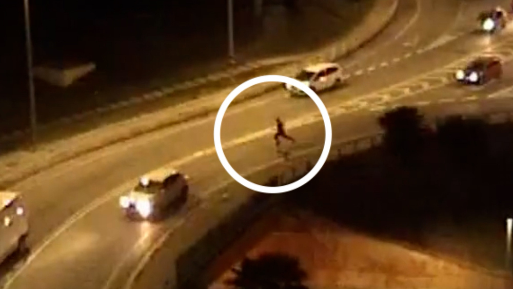 Fotograma del joven corriendo por la Avenida de Navarra captada por una cámara de tráfico