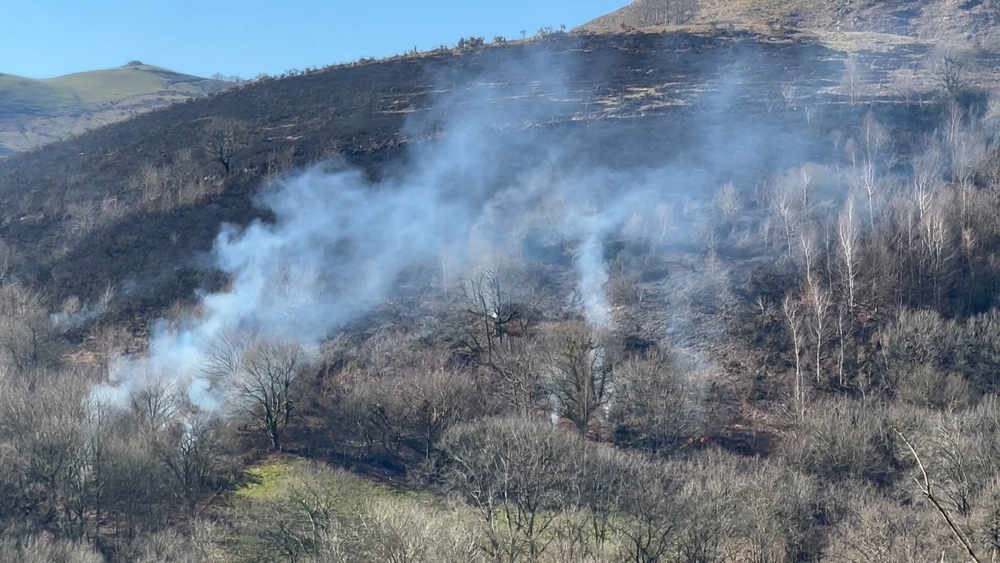 Imagen del incendio de esta mañana, ya extinguido, en el monte Alkurruntz de Baztan
