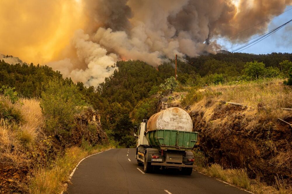 Un camión cisterna acude al incendio forestal declarado en  la Palma, a 15 de julio de 2023, en Puntagorda, La Palma, Canarias (España). Este incendio declarado en la madrugada de hoy en zona urbano forestal en el municipio de Puntagorda afecta ya a unas  / EUROPA PRESS