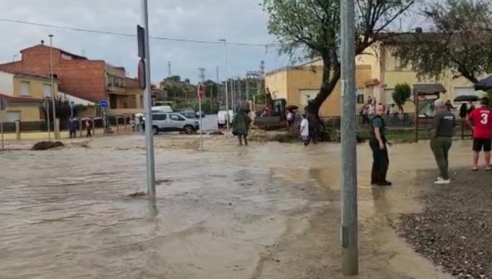 Imagen de una de las calles de Caparroso inundada tras desbordarse el Barranco Salado