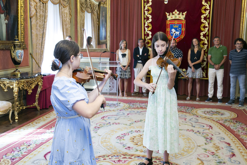 Recepción a los jóvenes músicos ucranianos en el consistorio pamplonés