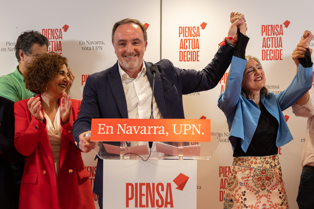 Javier Esparza celebra los resultados con Cristina Ibarrola