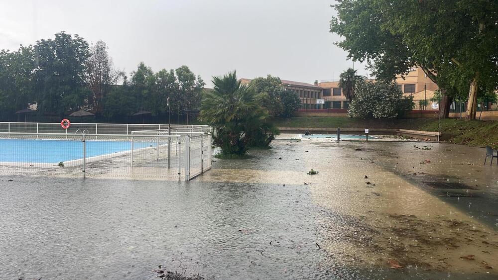 Imagen de la piscina de Villafranca esta tarde tras la tromba de agua