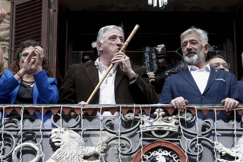 Joseba Asiron celebra en el balcón del ayuntamiento convertirse en el nuevo alcalde de Pamplona