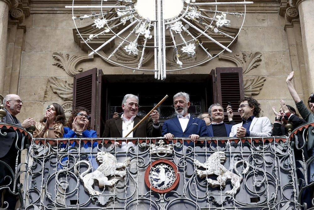 Joseba Asiron celebra en el balcón del ayuntamiento convertirse en el nuevo alcalde de Pamplona