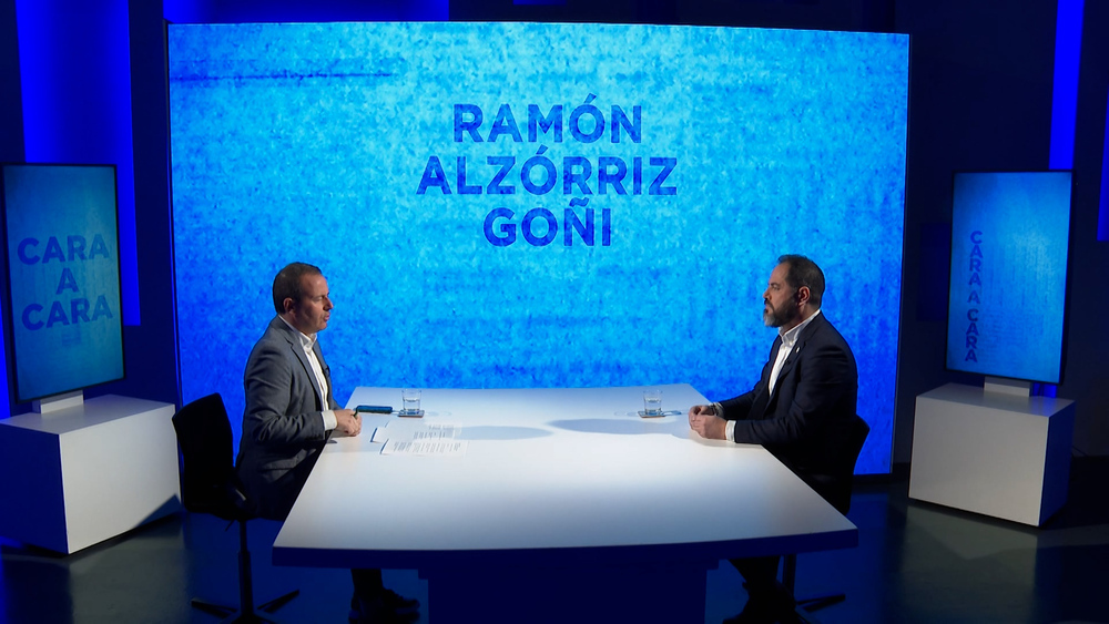 Ramón Alzórriz , Secretario de Organización del PSN-PSOE, durante la entrevista en el programa 'Cara a cara' de Navarra Televisión