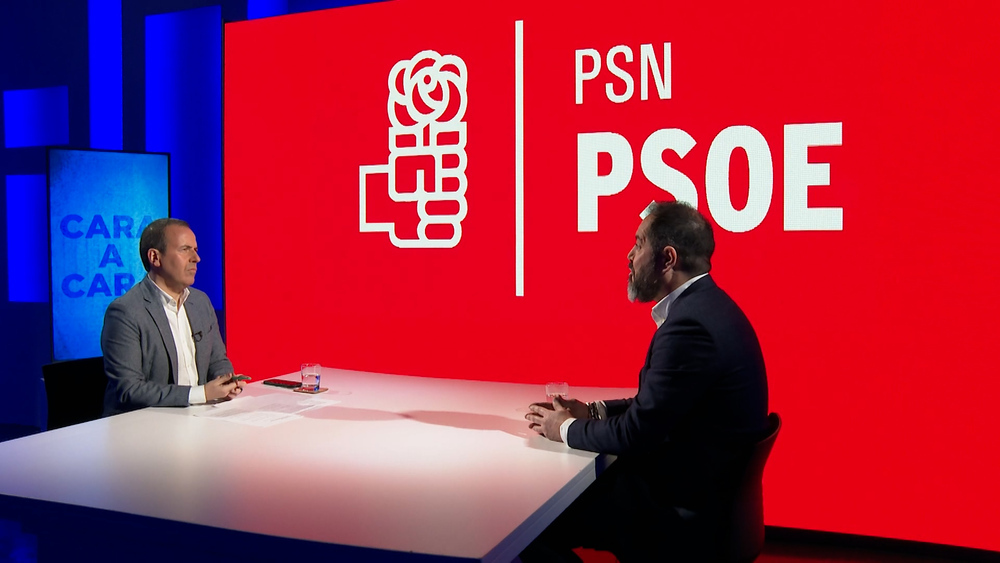 Ramón Alzórriz , Secretario de Organización del PSN-PSOE, durante la entrevista en el programa 'Cara a cara' de Navarra Televisión