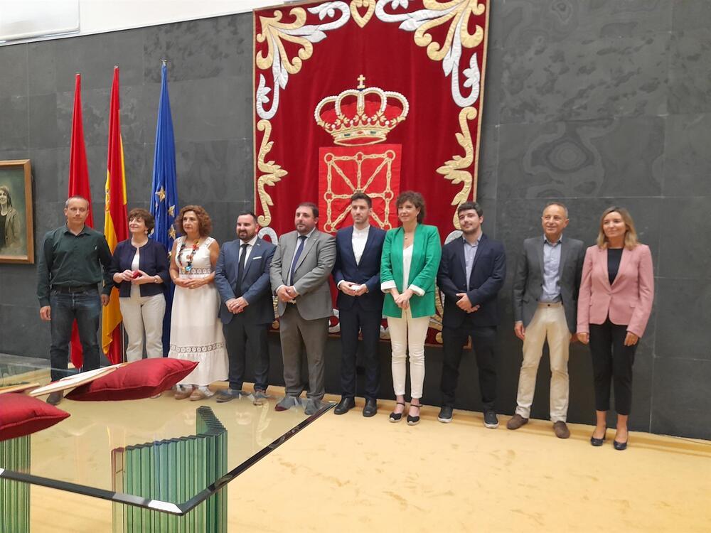 Imagen de la toma de posesión de los nuevos parlamentarios Carlos Mena, Ibai Crespo, Isabel Aranburu y Miguel Garrido