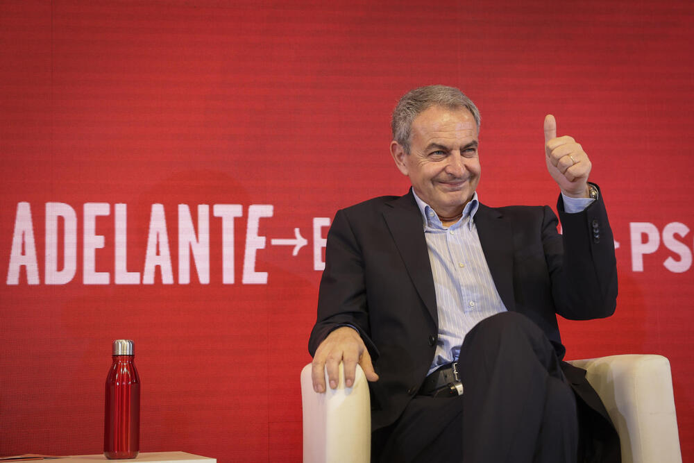 El expresidente del Gobierno José Luis Rodríguez Zapatero durante su participación en un acto electoral del PSN/PSOE celebrado este lunes en Pamplona
