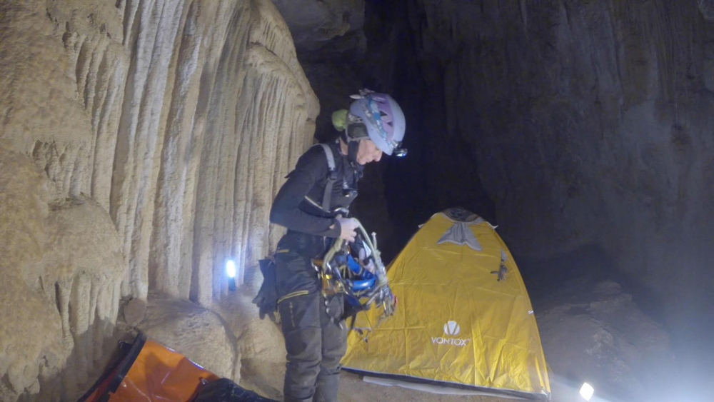Captura de video en la que se puede ver a Beatriz Flamini, deportista de élite, alpinista y escaladora, que ha cumplido el reto de permanecer quinientos días dentro de una cueva, en soledad.