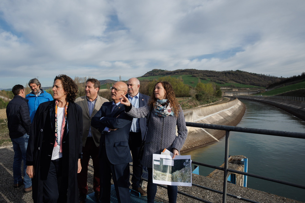 Los consejeros y consejera del Gobierno de Navarra acompañados de representantes municipales de Monreal y Valle de Elorz y de la comunidad de regantes de la zona, además de técnicos del proyecto. 