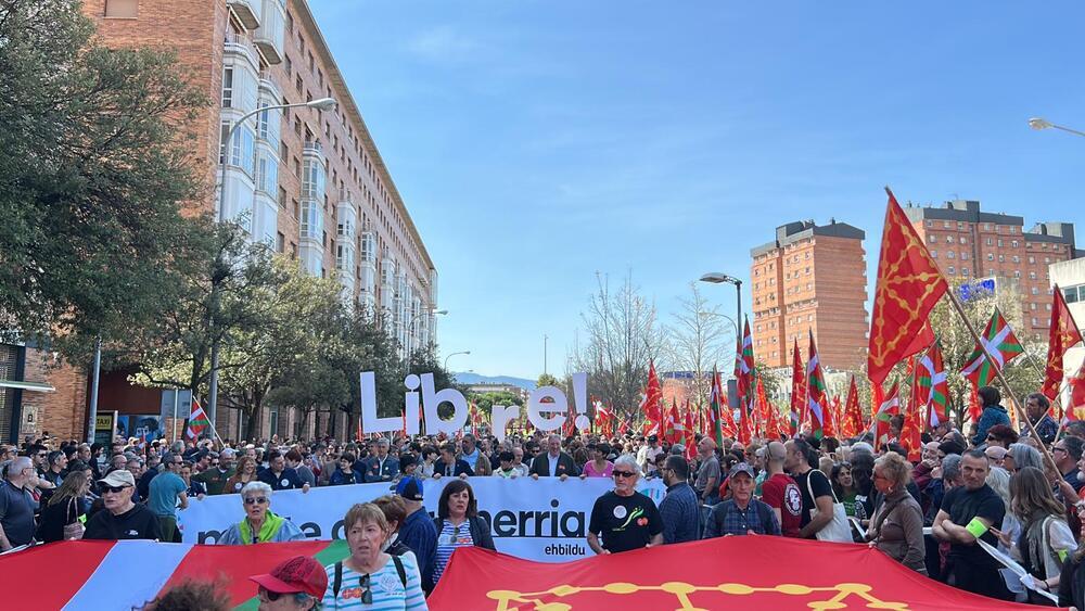 Miles de personas marchan en Pamplona en el Aberri Eguna