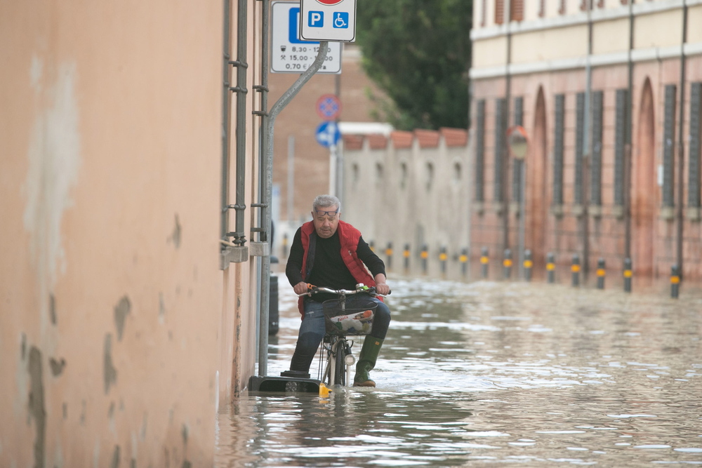 Fuertes inundaciones golpean Emilia Romagna, Italia, afectada por la sequía  / EMANUELE VALERI