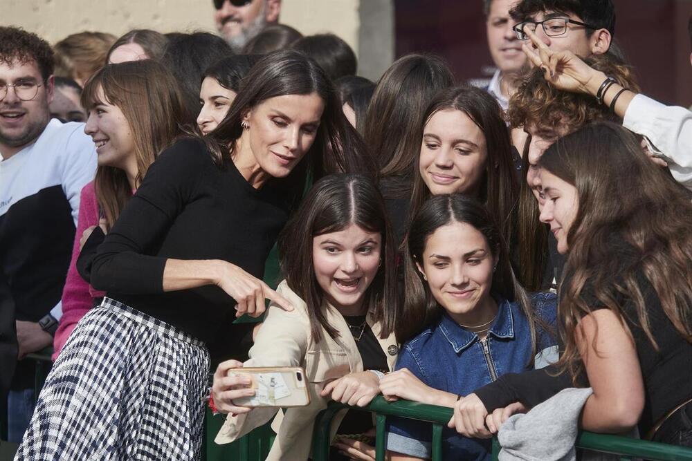La Reina Letizia se toma un selfie con un grupo de chicas a su salida de la 22ª edición del ‘Festival de Cine Ópera Prima Ciudad de Tudela’, en el Cine Moncayo, a 2 de noviembre de 2022, en Tudela, Navarra (España). - Eduardo Sanz 