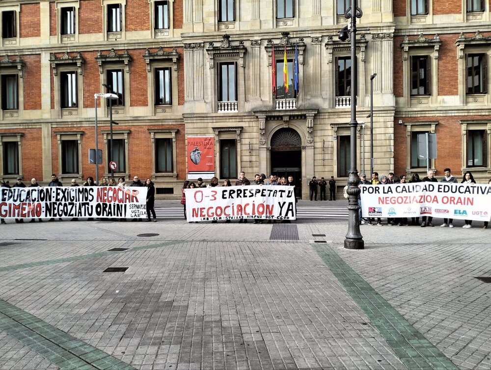 Concentración de sindicatos de la enseñanza frente al Parlamento de Navarra. 