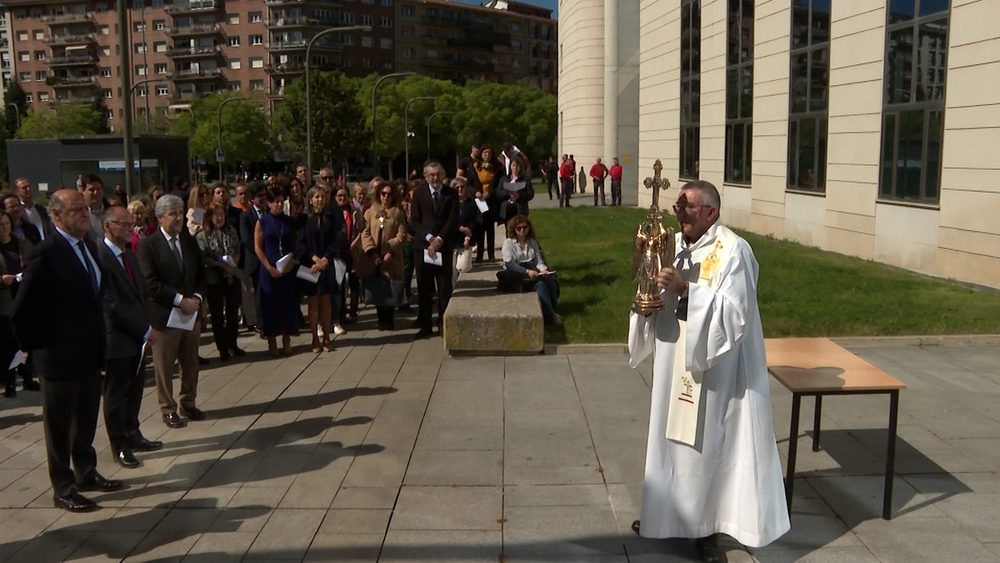 El capellán exhibe la efigie ante una multitud de fieles