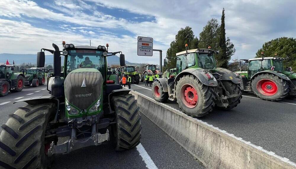 Los tractores cortan la Autovía del Camino en Estella