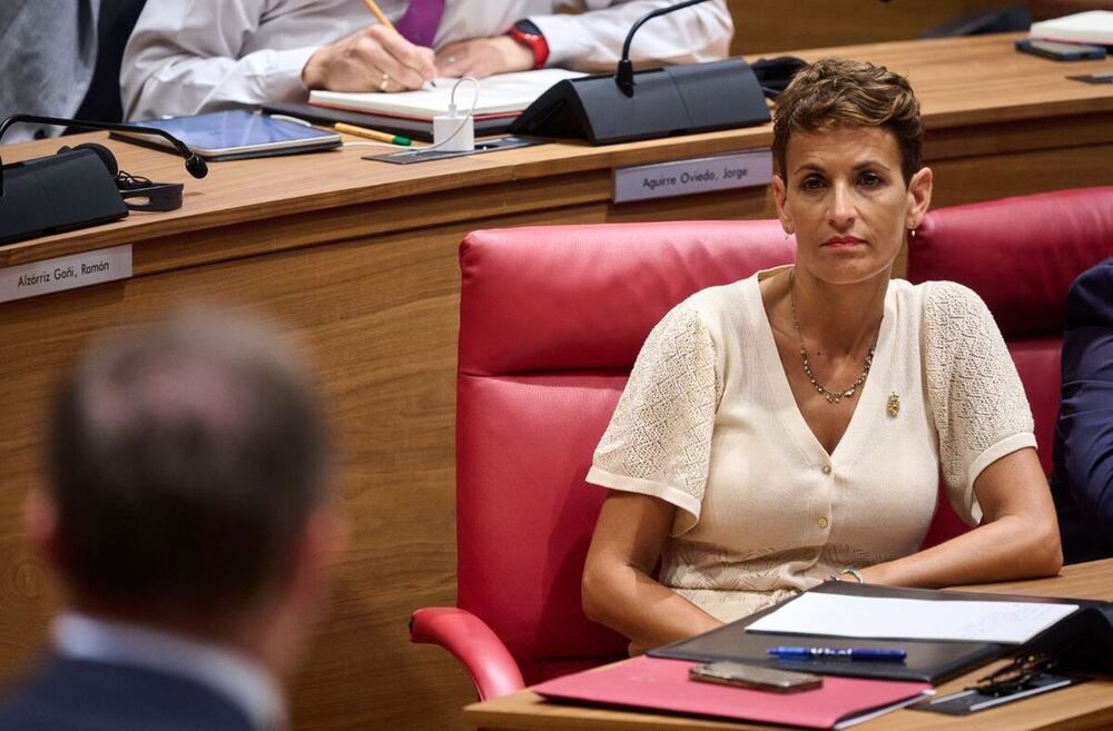 María Chivite en el atrio del Parlamento