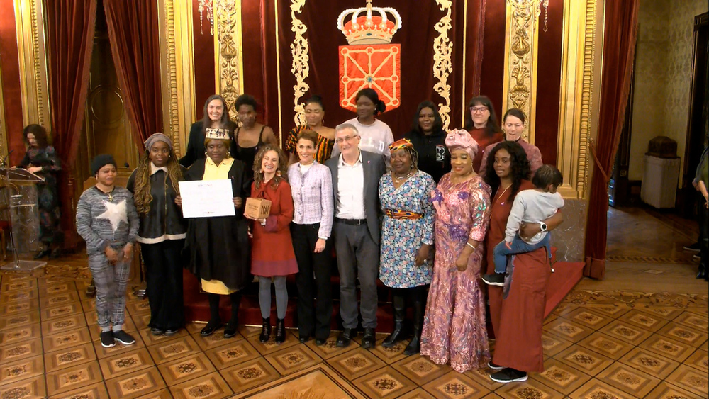 Foto de familia de Acción Contra la Trata recogiendo el Premio Berdinna