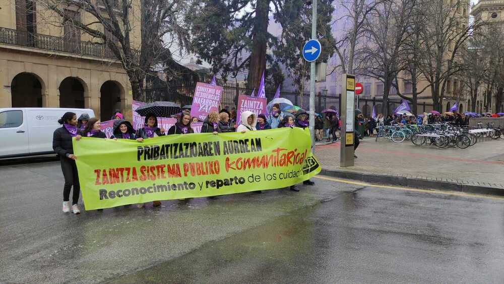 Imagen de los sindicatos recorriendo las calles de Pamplona