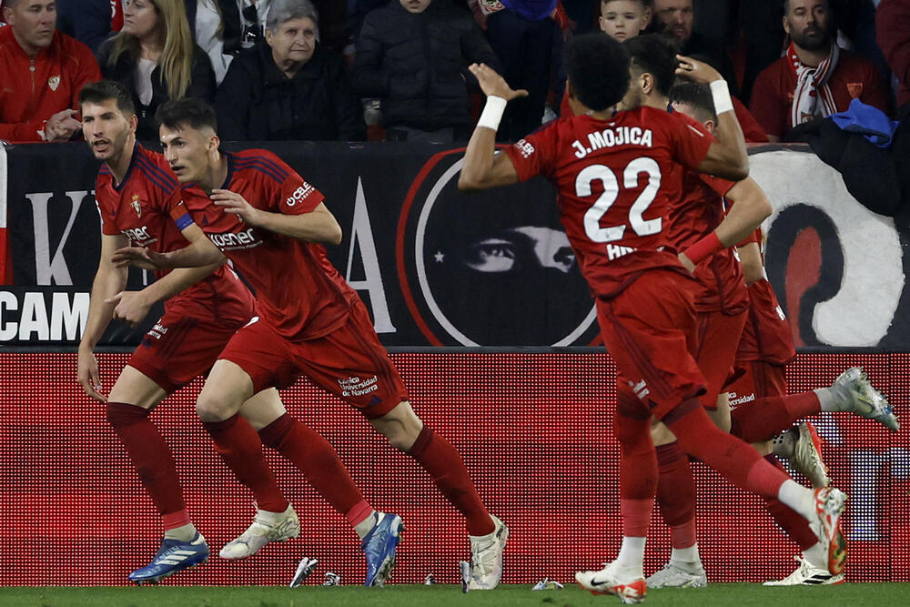 Los futbolistas de Osasuna corren a felicitar a Budirmir por su gol