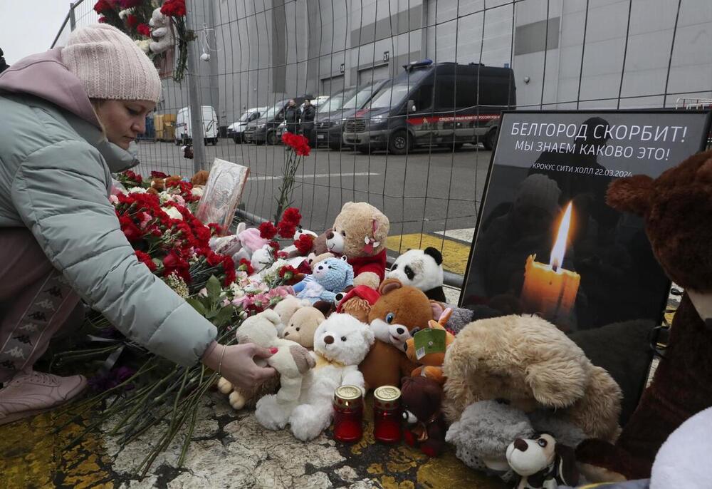 Muestras de solidaridad con las víctimas junto al edificio atacado anoche en Moscú