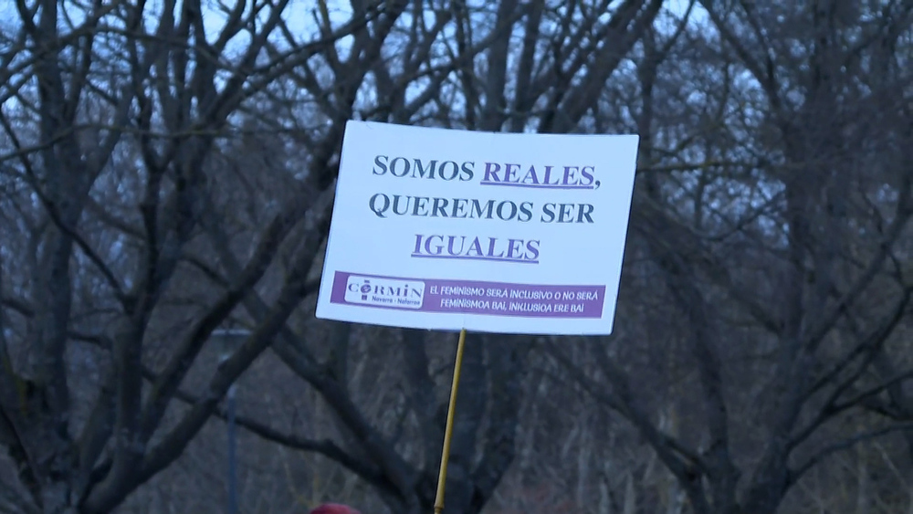 Una marea morada reivindica derechos para la mujeres en las calles de Pamplona