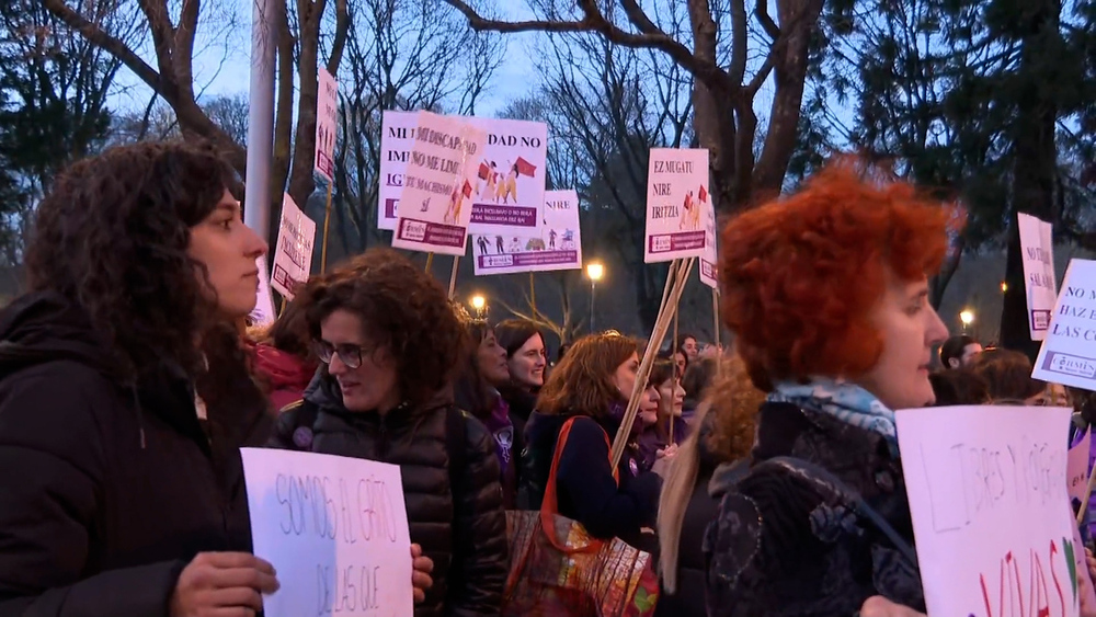 Una marea morada reivindica derechos para la mujeres en las calles de Pamplona