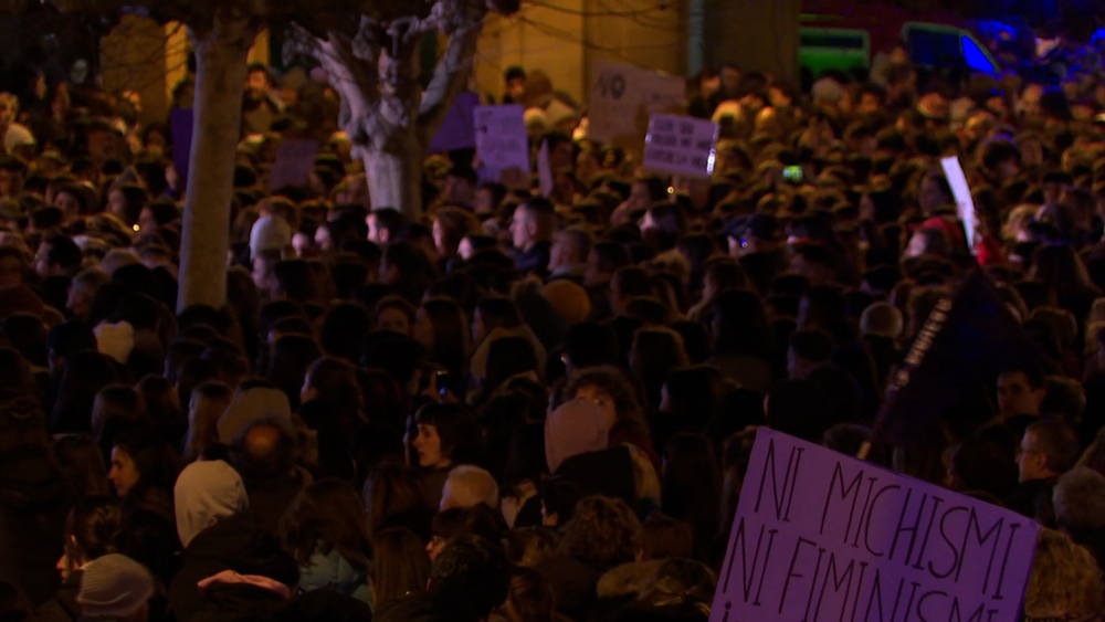 Miles de personas se manifiestan en Pamplona para reclamar un cambio 