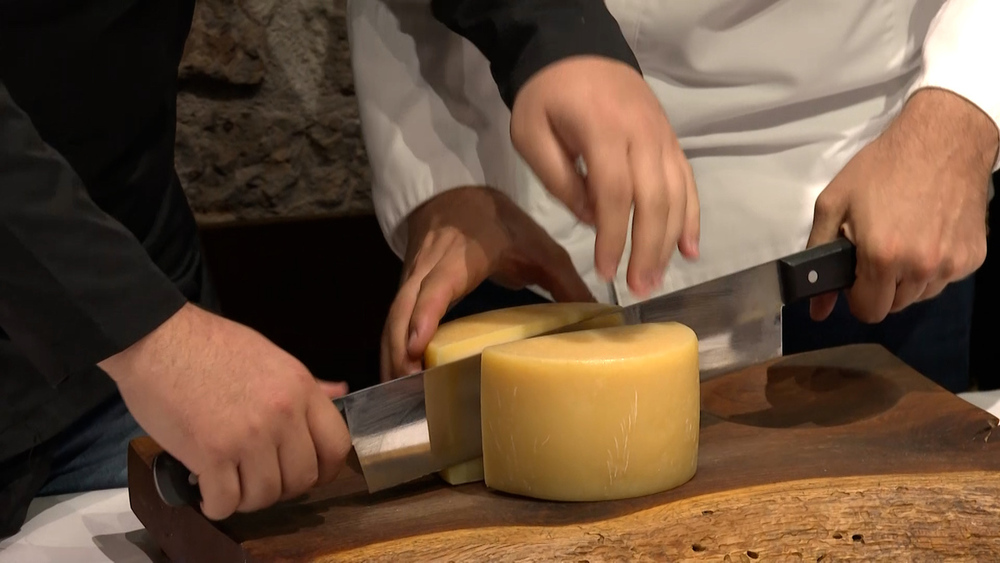 Primer corte del queso Ideazabal de la temporada