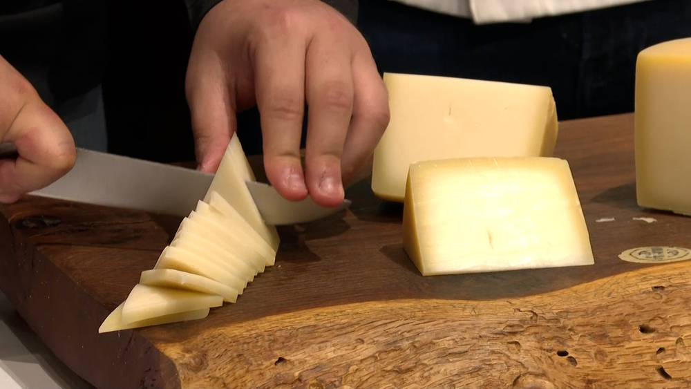 Primer corte del queso Ideazabal de la temporada