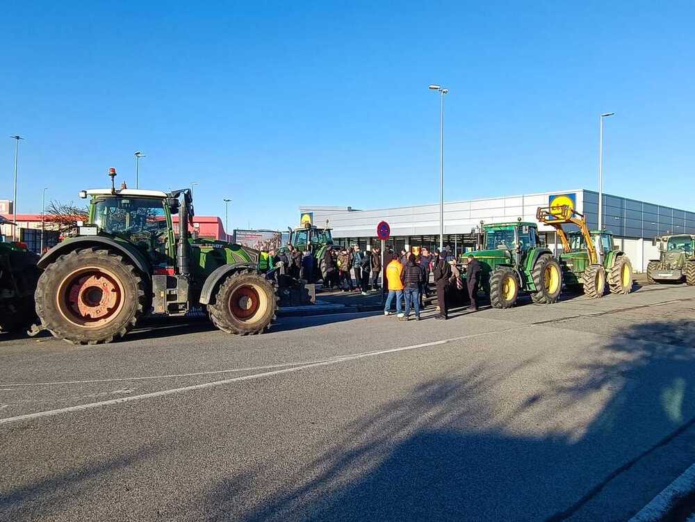 Imagen de los tractores esta mañana en el polígono de Agustinos