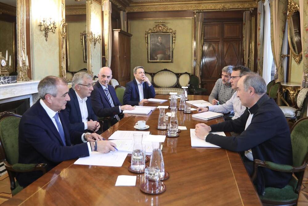 Imagen de la reunión del Gobierno con los agentes implicados en el Canal de Navarra