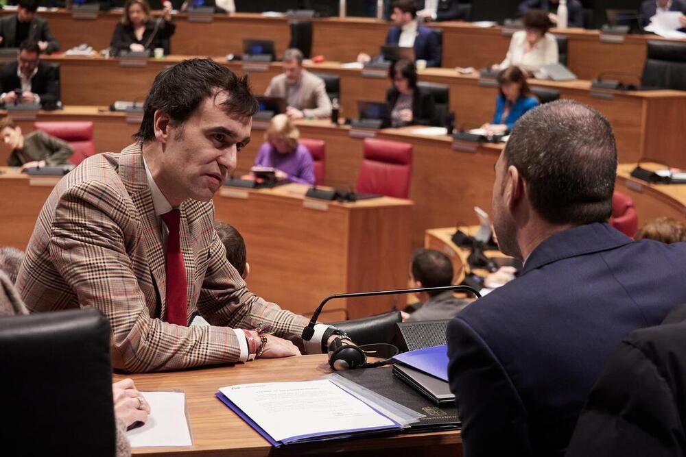 El paralmentario por UPN Angel Ansa durante el pleno del Parlamento de Navarra, a 18 de enero de 2024, en Pamplona, Navarra, (España).