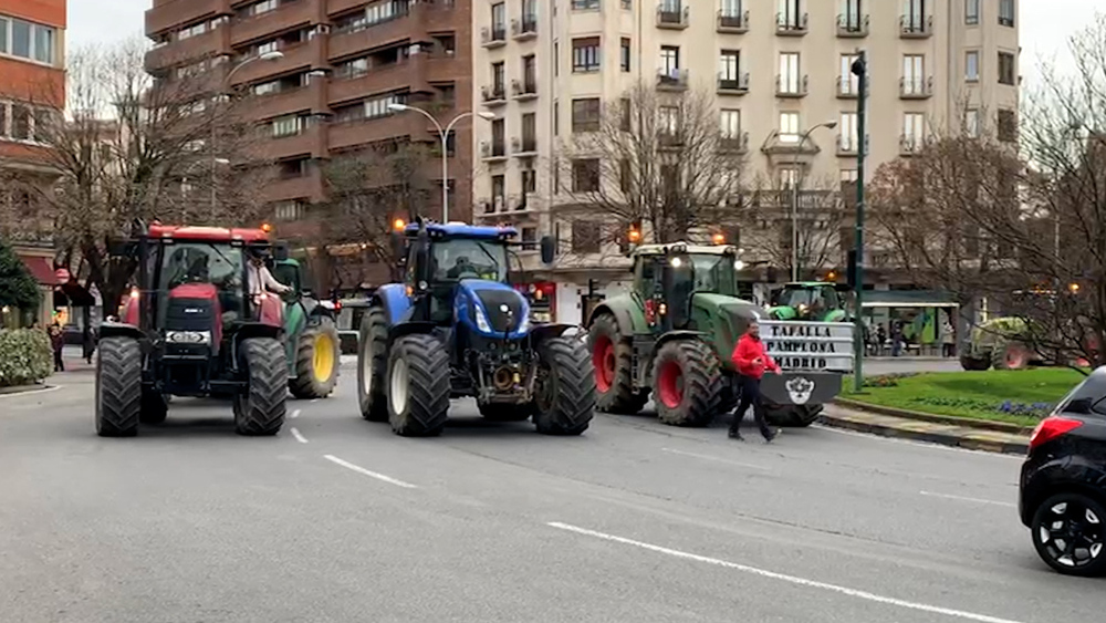 Columnas de tractores colapsan Pamplona