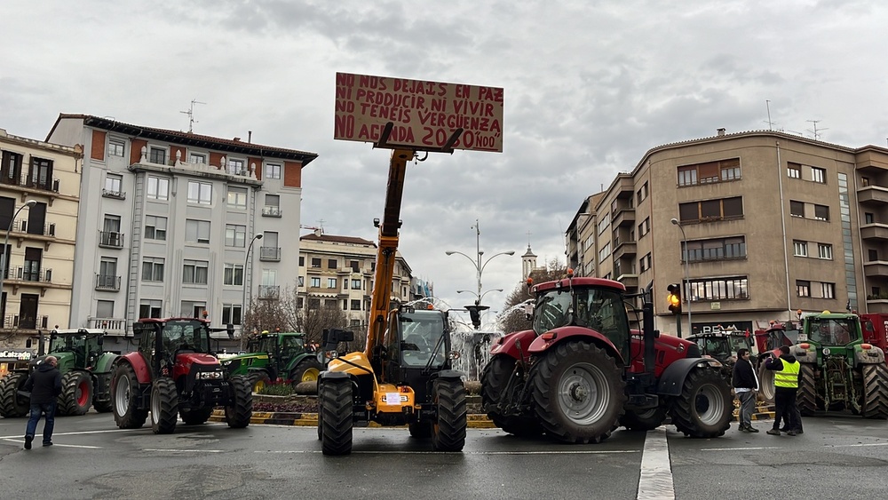 Columnas de tractores colapsan el centro de Pamplona