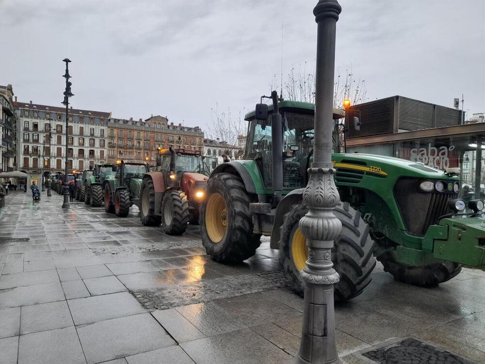 Un grupo de tractores aparca en la plaza del Castillo de Pamplona dentro de sus movilizaciones para exigir mejoras en el sector. - EUROPA PRESS