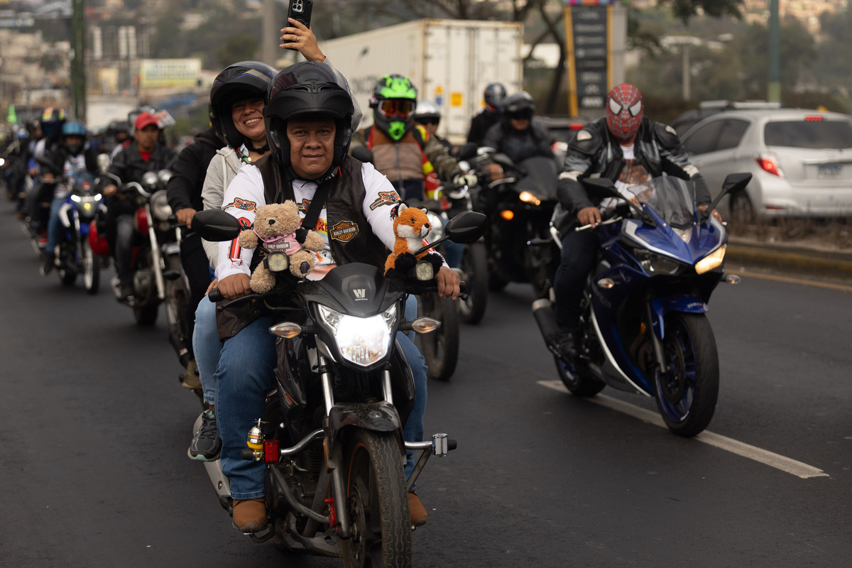 Miles de motociclistas inician peregrinación de la Caravana del Zorro en Guatemala