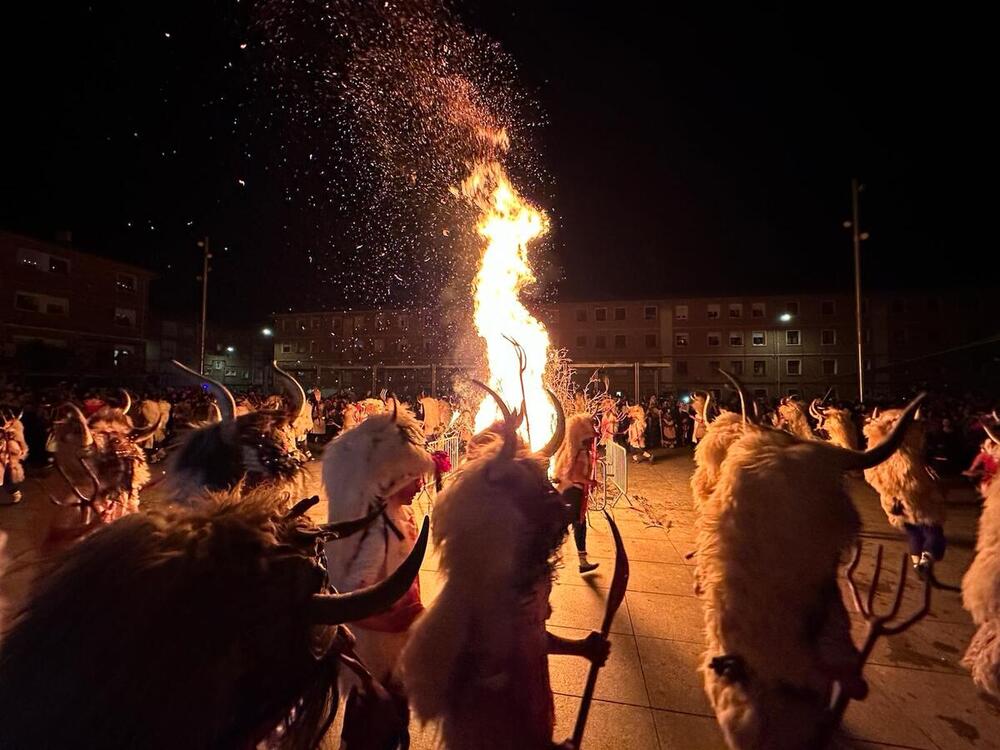 Noche mágica en Alsasua con la aparición de los 'Momotxorros'