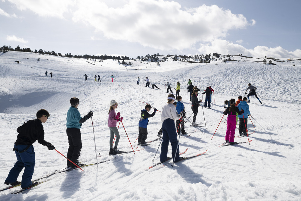 La consejera Esnaola visita la Campaña Escolar de Esquí en Isaba