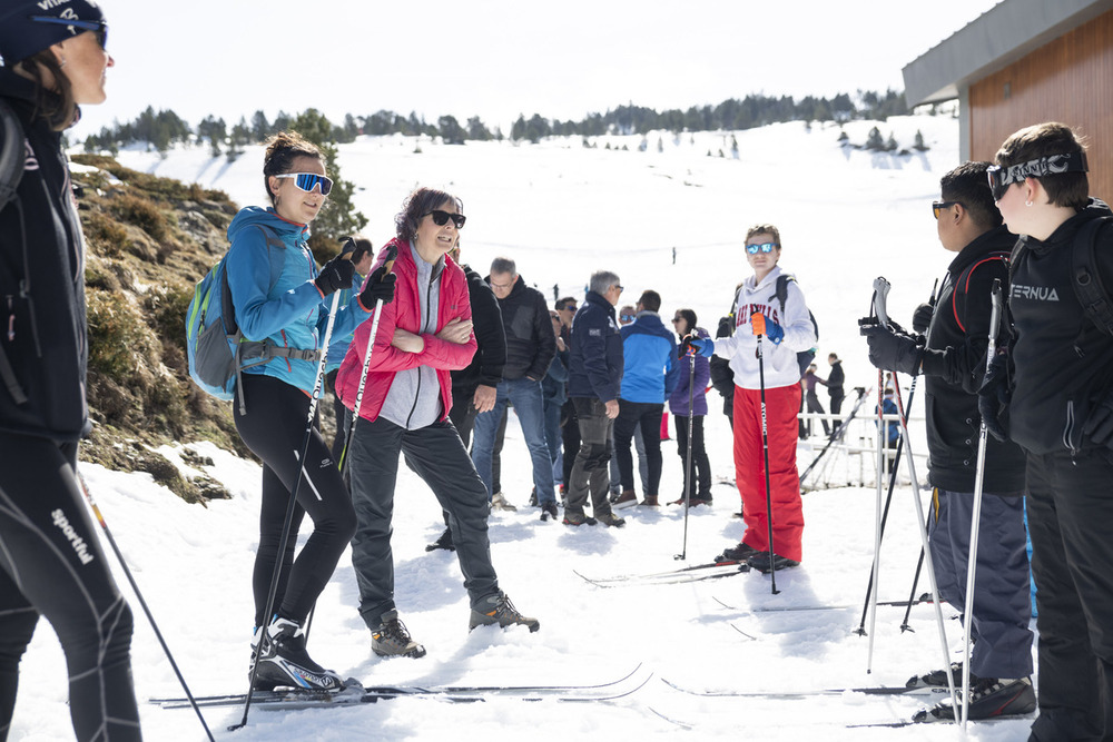 La consejera Esnaola visita la Campaña Escolar de Esquí en Isaba