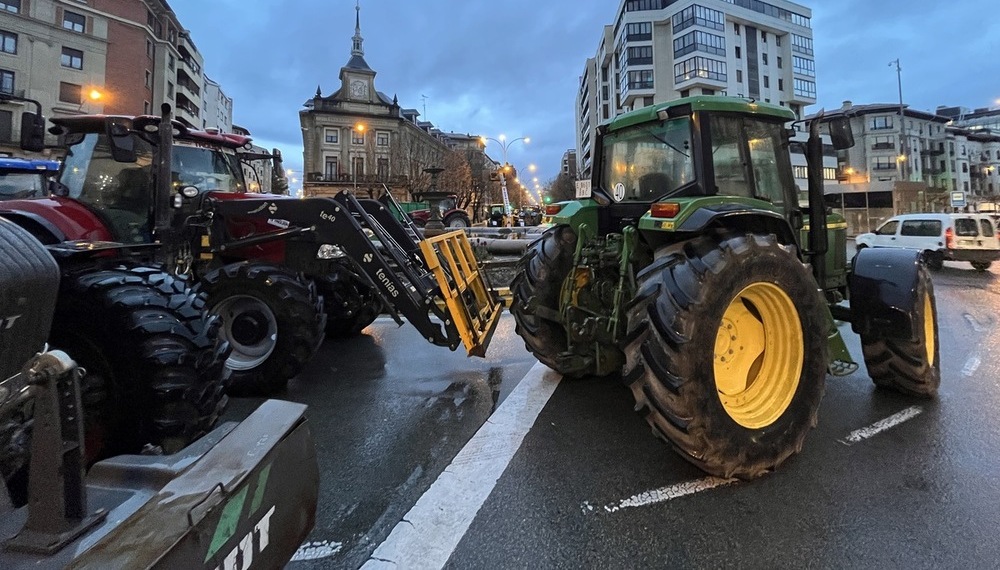 Pamplona despierta repleta de tractores acampados 