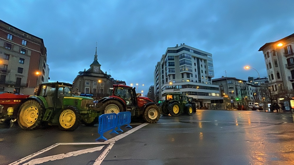 Pamplona despierta repleta de tractores acampados