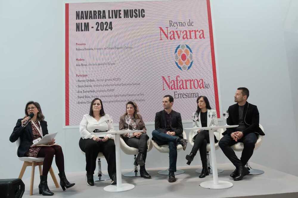 La directora general de Turismo, Ana Rivas, ha moderado el coloquio Navarra Live Music!