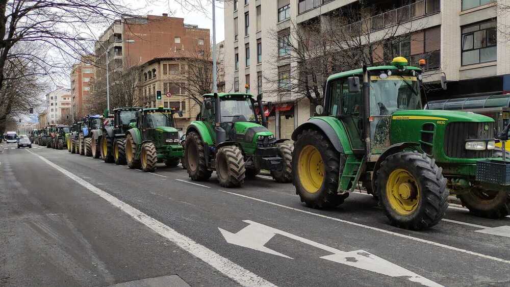 Columna de tractores en el centro de Pamplona