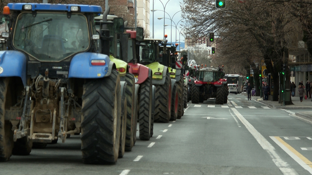 Los tractores se retiran de la capital navarra