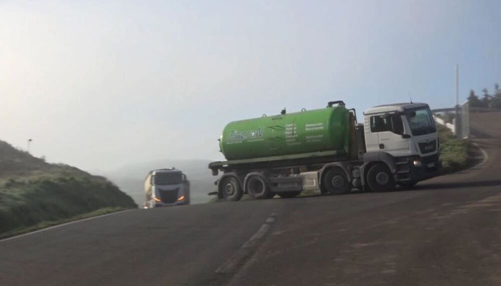 Imagen de uno de los camiones llevando los residuos de Zubieta a Artajona