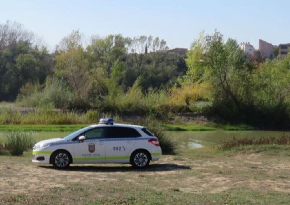 El coche de la Policía Local de Tudela junto al río Ebro - Foto: POLICÍA MUNICIPAL DE TUDELA EN X